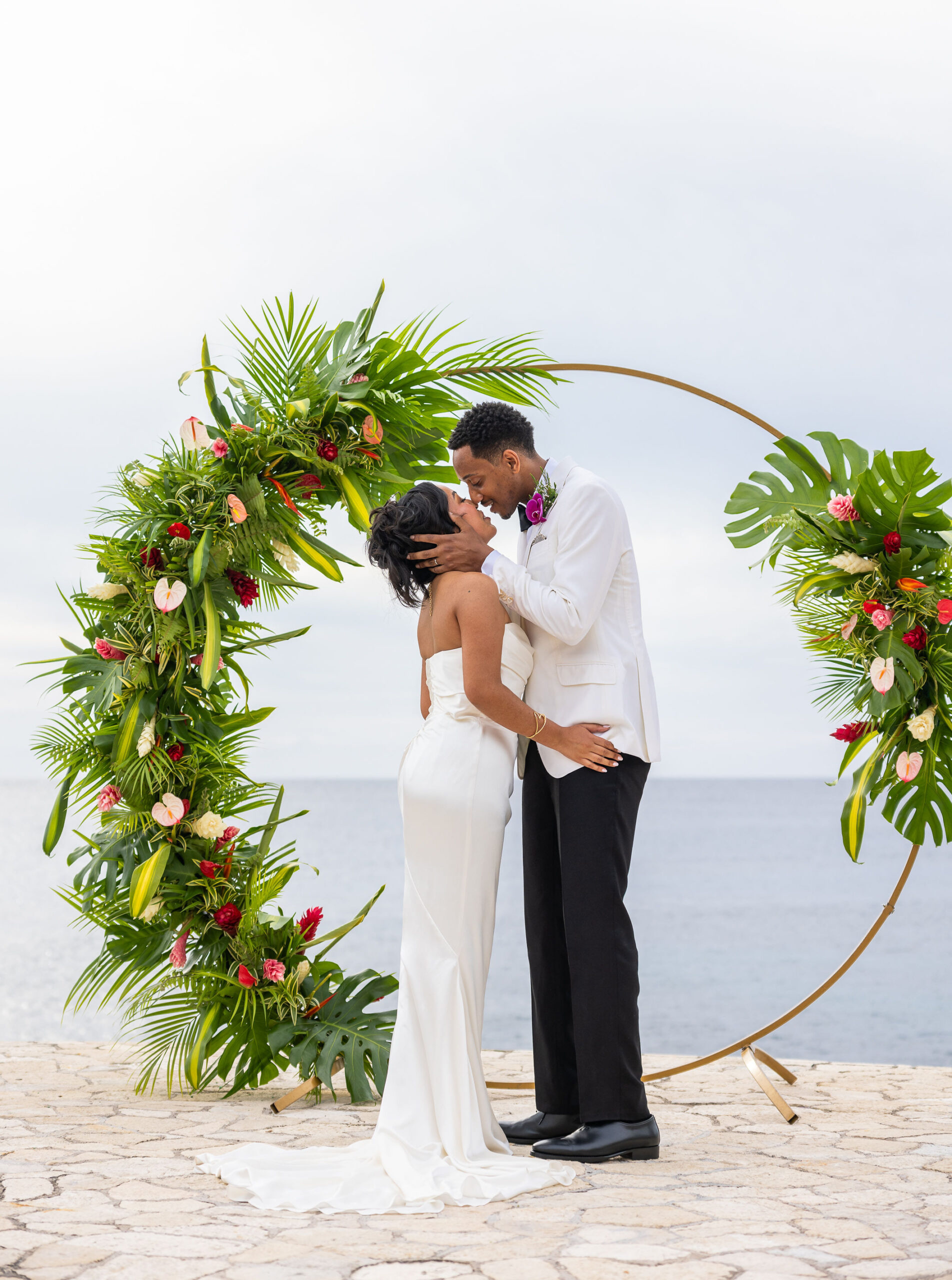 Gallery Couple kiss pic
