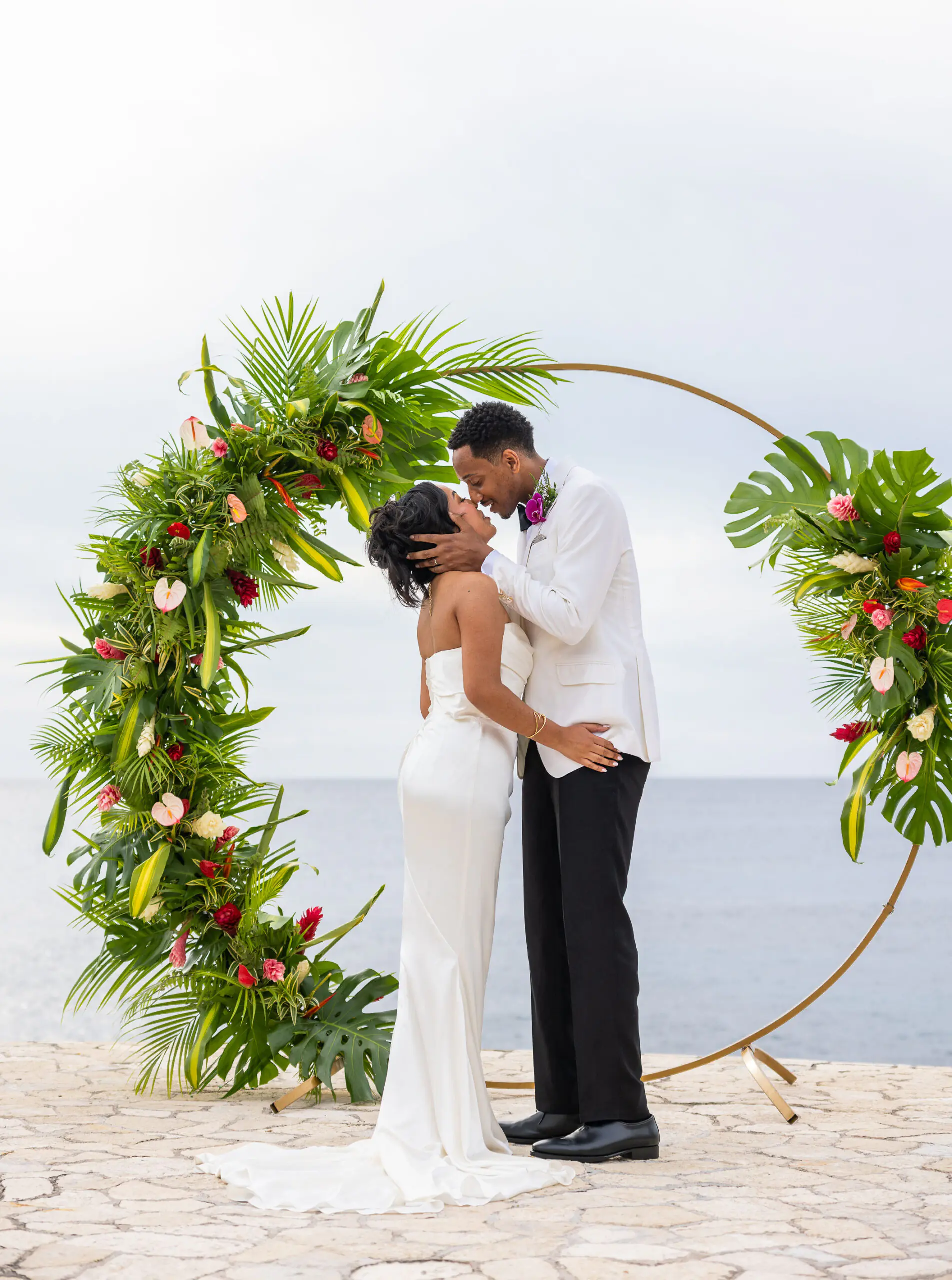 Gallery Couple kiss pic